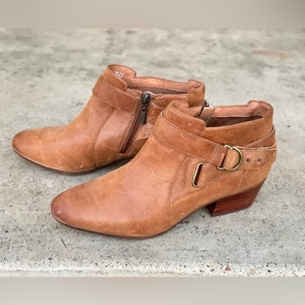 Clark’s Indigo Distressed Spye Belle Brown Leather Ankle Bootie, sized 10‎